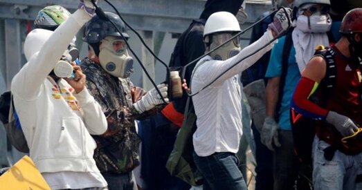 Дэманстранты ў Венесуэле закідваюць паліцыю фекаліямі