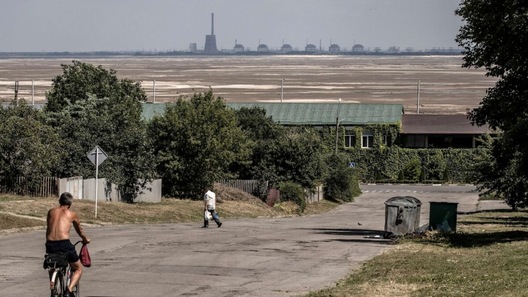 Від на Запарожскую АЭС з правага берага Дняпра. Фота: «New York Times» Від на Запарожскую АЭС з правага берага Дняпра. Фота: «New York Times»