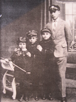 На гэтым здымку 1933 года бацька Уры Віленскага Мардэхай са сваімі малодшымі братамі Шаям, Абрамам і Шмуэлем, якія загінулі ў Кобрынскім гета пад час Другой сусветнай вайны На гэтым здымку 1933 года бацька Уры Віленскага Мардэхай са сваімі малодшымі братамі Шаям, Абрамам і Шмуэлем, якія загінулі ў Кобрынскім гета пад час Другой сусветнай вайны