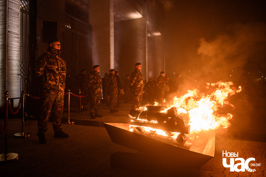 Ганаровая варта ля вогнішчаў на плошчы Незалежнасці ў Вільнюсе. Ганаровая варта ля вогнішчаў на плошчы Незалежнасці ў Вільнюсе.