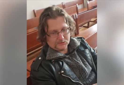 Максім Вінярскі ў судзе. Скрыншот з відэастрыму блогера Шэрага Ката. Максім Вінярскі ў судзе. Скрыншот з відэастрыму блогера Шэрага Ката.