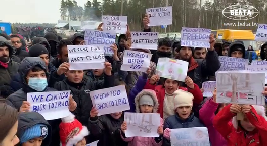 Мітынг мігрантаў каля гандлёва-лагістычнага цэнтра «Брузгі». 4 лістапада 2021 года. Кадр з відэа: «БелТА» Мітынг мігрантаў каля гандлёва-лагістычнага цэнтра «Брузгі». 4 лістапада 2021 года. Кадр з відэа: «БелТА»