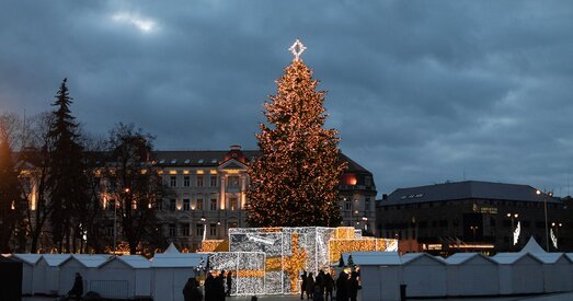 Як упрыгожылі галоўныя плошчы Мінска і Вільні да навагодніх святаў