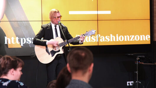 Лявон Вольскі выступае на імпрэзе Лявон Вольскі выступае на імпрэзе