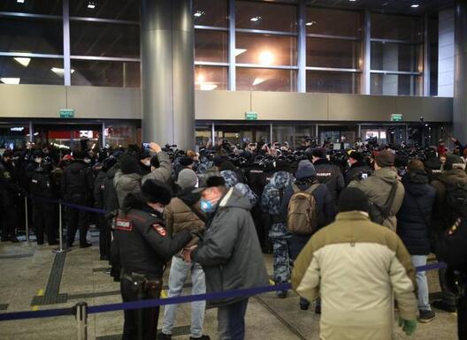 vstrecha_navalnogo_vnukovo_meduza.jpg vstrecha_navalnogo_vnukovo_meduza.jpg