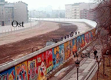 Выгляд сцяны з боку Заходняга Берліна. Крыніца: wikimedia.org Выгляд сцяны з боку Заходняга Берліна. Крыніца: wikimedia.org