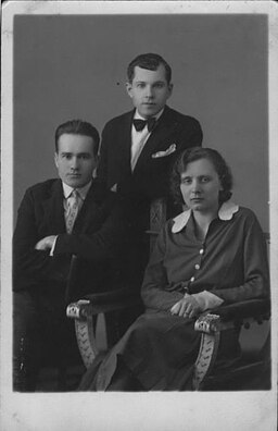 Выпускнікі Віленскай беларускай гімназіі. Юльян Саковіч, Янка Хвораст, Марыя Скурко Выпускнікі Віленскай беларускай гімназіі. Юльян Саковіч, Янка Хвораст, Марыя Скурко