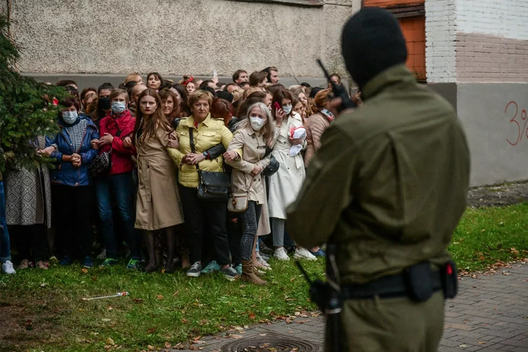 Знакамітае фота пасткі, у якую АМАП загнаў беларускіх жанчын падчас маршу ў падтрымку выкрадзенай Марыі Калеснікавай, верасень 2020 года. Крыніца: Яўген Ярчак, EPA Знакамітае фота пасткі, у якую АМАП загнаў беларускіх жанчын падчас маршу ў падтрымку выкрадзенай Марыі Калеснікавай, верасень 2020 года. Крыніца: Яўген Ярчак, EPA