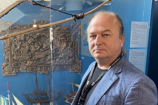 Яўген Красулін у Марскім музеі Гданьска, Польшча, верасень 2023 года. Фота ад суразмоўцы. Скончыў гістарычны факультэт і аспірантуру Маскоўскага дзяржаўнага ўніверсітэта (2000). З 2003 года працаваў на гістфаку БДУ, быў звольнены ў лютым 2022-га. Першапачаткова спецыялізаваўся на вывучэнні цывілізацыі мая. Кола навуковых інтарэсаў: гісторыя Кітая, дакалумбавыя цывілізацыі Новага Свету, гісторыя Афрыкі, мадэрнізацыйныя працэсы ў краінах Азіі, дыктатарскія рэжымы Лацінскай Амерыкі. Яўген Красулін у Марскім музеі Гданьска, Польшча, верасень 2023 года. Фота ад суразмоўцы. Скончыў гістарычны факультэт і аспірантуру Маскоўскага дзяржаўнага ўніверсітэта (2000). З 2003 года працаваў на гістфаку БДУ, быў звольнены ў лютым 2022-га. Першапачаткова спецыялізаваўся на вывучэнні цывілізацыі мая. Кола навуковых інтарэсаў: гісторыя Кітая, дакалумбавыя цывілізацыі Новага Свету, гісторыя Афрыкі, мадэрнізацыйныя працэсы ў краінах Азіі, дыктатарскія рэжымы Лацінскай Амерыкі.