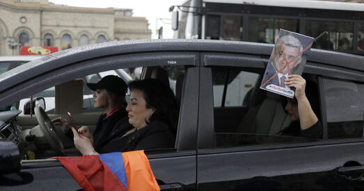 Саргсян заклікае дэманстрантаў да дыялогу. Апазіцыя кажа, што ўжо позна