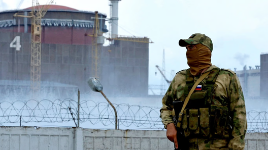 Расійскі захопнік на фоне чацвёртага блока Запарожскай АЭС. Фота: t.me/energoatom_ru Расійскі захопнік на фоне чацвёртага блока Запарожскай АЭС. Фота: t.me/energoatom_ru