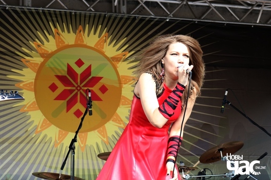 Вакалістка гурта Yawar Анастасія Мацкевіч-Аляксандрава падчас выступу на «Купальскім коле-2018». Фота Алены Ляшкевіч. Вакалістка гурта Yawar Анастасія Мацкевіч-Аляксандрава падчас выступу на «Купальскім коле-2018». Фота Алены Ляшкевіч.