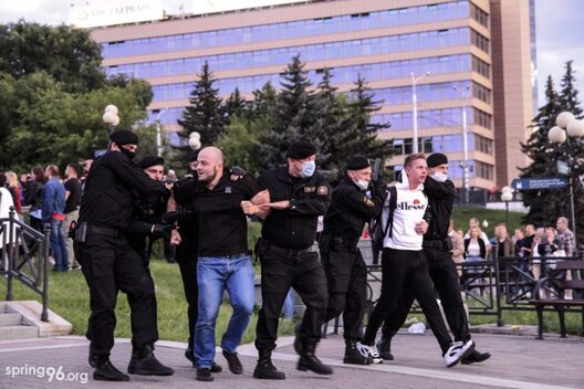 Затрыманне 14 ліпеня на Нямізе Антона Лакішыка (ў белай кофце). Заламаўшы Антону руку, справа яго вядзе АМАПавец Яўген Дудкін – у судзе пацярпелы. Фота: spring96.org Затрыманне 14 ліпеня на Нямізе Антона Лакішыка (ў белай кофце). Заламаўшы Антону руку, справа яго вядзе АМАПавец Яўген Дудкін – у судзе пацярпелы. Фота: spring96.org