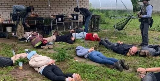 Скрыншот з відэа затрымання кампаніі на лецішчы Скрыншот з відэа затрымання кампаніі на лецішчы