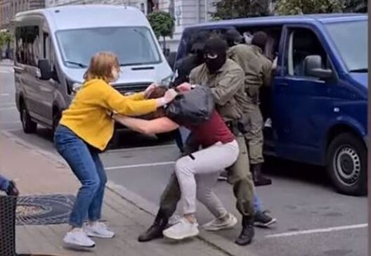Затрыманне студэнтаў. Скрыншот з відэа Затрыманне студэнтаў. Скрыншот з відэа