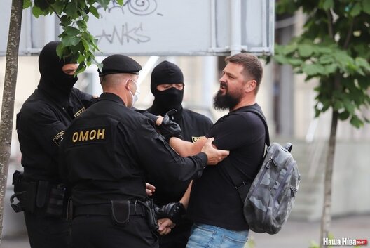 Затрыманне Алега Мікалайчука, фота Надзеі Бужан Затрыманне Алега Мікалайчука, фота Надзеі Бужан