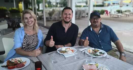 Дэпутат палаты прадстаўнікоў бавіць час з мадэлямі на ўзбярэжжы мора ў Італіі