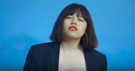 Кыргызскай спявачцы пагражаюць «адрэзаць галаву» за скандальны відэакліп