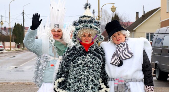 Як у Гродне, Віцебску, Горках, Лагойску і Зэльве ўпрыгожылі гарады да Новага года? Дзед Мароз на маршрутцы, хакей па лінолеуме і ялінка з ізалятараў ЛЭП — Новы год ці візуальнае пекла?