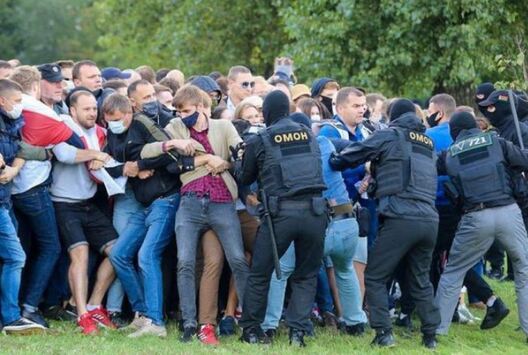 Андрэй Зянькоў у цёмных шортах і шэрай байцы Андрэй Зянькоў у цёмных шортах і шэрай байцы