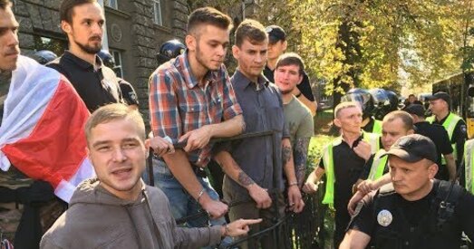 Беларусы з «Азова» прыкавалі сябе кайданкамі ля Адміністрацыі прэзідэнта Украіны