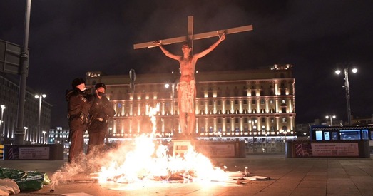 Падпалілі на крыжы — перформанс у падтрымку палітвязняў каля ФСБ