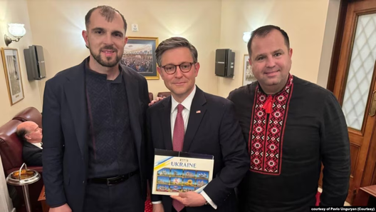 Толькі за тры дні да галасавання Сяргей Гайдаржы (злева), які страціў жонку і маленькага сына ад расійскіх бомбаў у Адэсе, асабіста распавёў сваю гісторыю спікеру Майклу Джонсану. Справа — былы дэпутат парламента, адзін з лідараў евангельскіх вернікаў Паўла Унгуран. Толькі за тры дні да галасавання Сяргей Гайдаржы (злева), які страціў жонку і маленькага сына ад расійскіх бомбаў у Адэсе, асабіста распавёў сваю гісторыю спікеру Майклу Джонсану. Справа — былы дэпутат парламента, адзін з лідараў евангельскіх вернікаў Паўла Унгуран.