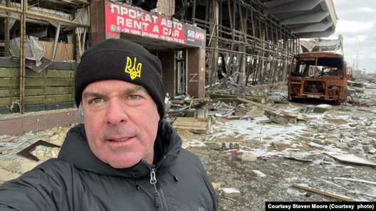 Стывен Мур заснаваў грамадскую арганізацыю «Праект свабоды Украіны» (UFP), якая пачала дастаўляць харчаванне, тавары першай неабходнасці і тэхніку ў прыфрантавыя раёны для мясцовых жыхароў і Ўзброеных сілаў Украіны. Стывен Мур заснаваў грамадскую арганізацыю «Праект свабоды Украіны» (UFP), якая пачала дастаўляць харчаванне, тавары першай неабходнасці і тэхніку ў прыфрантавыя раёны для мясцовых жыхароў і Ўзброеных сілаў Украіны.