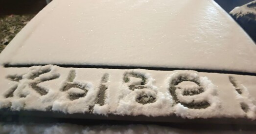 На заснежанай машыне міліцыянта напісалі «Жыве Беларусь». Далей — суд