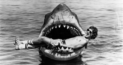 Сусветныя цікавосткі: Поспех краіны залежыць ад назвы, акулы не вінаватыя і нашто прэзідэнт вучыў савецкі гімн?