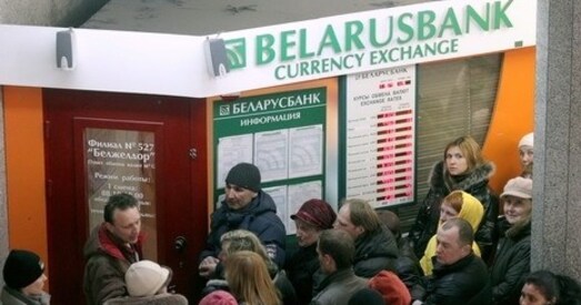 Беларусы купляюць валюты больш, чым здаюць