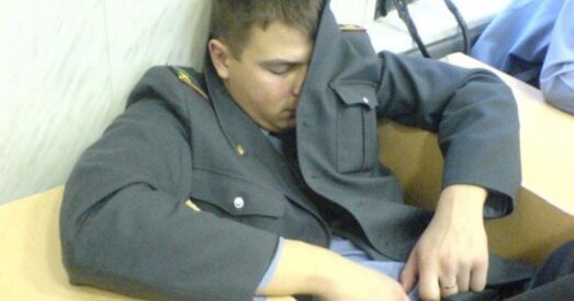 У Ваўкавыску міліцыянт спіць з урнай на ўчастку