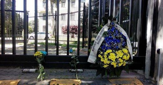 Флэш-моб. Пахавальны вянкі ля амбасады Расіі (фота, відэа)