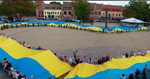 Фотафакт: жыхары Каўнаса, Паневежыса і Н'ю-Ёрка падтрымалі Украіну