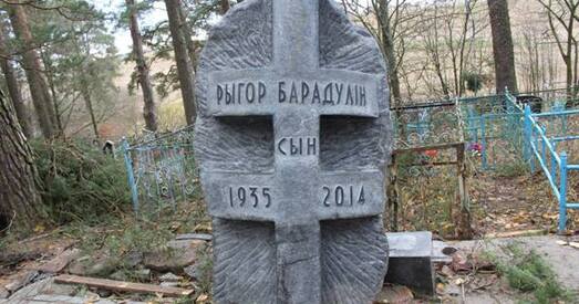 На Ушаччыне верталётам усталавалі помнік Рыгору Барадуліну