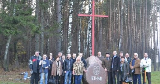 Сябры БХД усталявалі новыя крыжы ў Курапатах