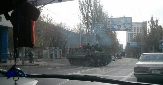 Баевікі сцягнулі танкі і зеніткі да аэрапорце Данецка, мясцовым жыхарам раяць з'ехаць