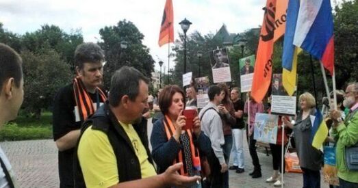 У Маскве ўдзельнікаў праўкраінскага пікету аблілі зялёнкай і закідалі яйкамі