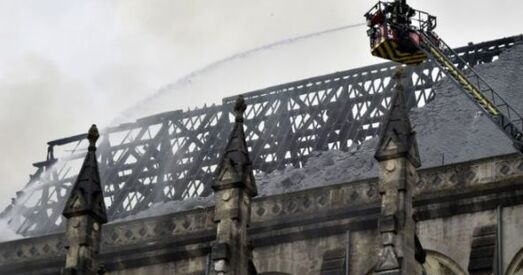 Пажар знішчыў дах гістарычнага сабора ў Нанте