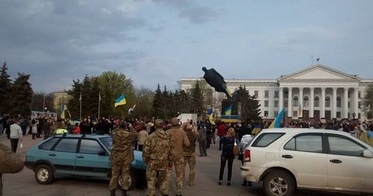 У Краматорску пад крыкі "Слава Украіне!" знеслі помнік Леніну (відэа)