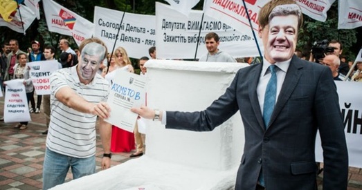 Украіна. Пад Раду актывісты прынеслі двухметровы ўнітаз Парашэнкі (відэа)