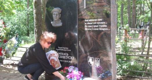 На магіле Жызнеўскага паставілі помнік з Пагоняй і Трызубам