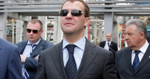 Расія. Навошта Мядзведзеву жаночыя акуляры?