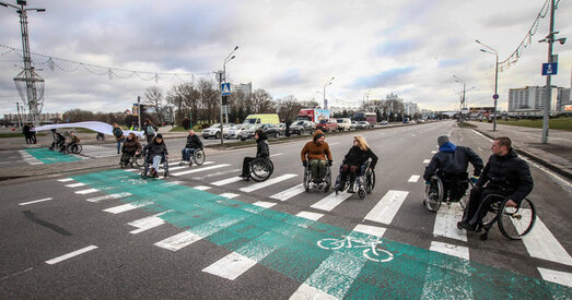 Інваліды-вазочнікі на некалькі хвілін перакрылі праспект Пераможцаў у Мінску