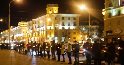 Трох удзельнікаў акцыі памяці каля КДБ суд пакараў штрафамі па 9 мільёнаў рублёў