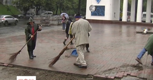 Украіна. Камунальнікі амаль з боем з другой спробы разабралі барыкаду каля стадыёна Лабаноўскага