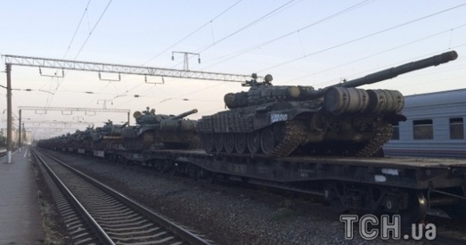 Reuters паказаў калону расійскіх танкаў, якія чыгункай прывезлі да ўкраінскай мяжы