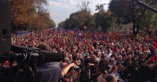 Удзельнікі шматтысячнай антыўрадавай акцыі пратэсту ў Кішынёве патрабуюць адстаўкі прэзідэнта