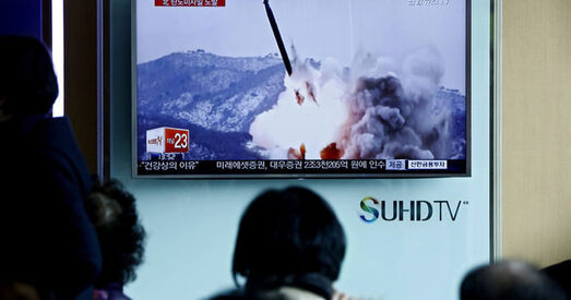 Пад ўрачысты марш КНДР паказала, як будзе бамбіць ЗША