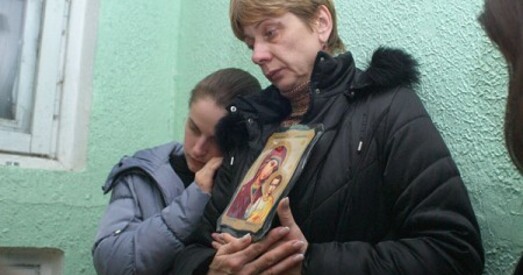 Да кватэры Уладзіслава Кавалёва ў Віцебску нясуць кветкі і свечкі